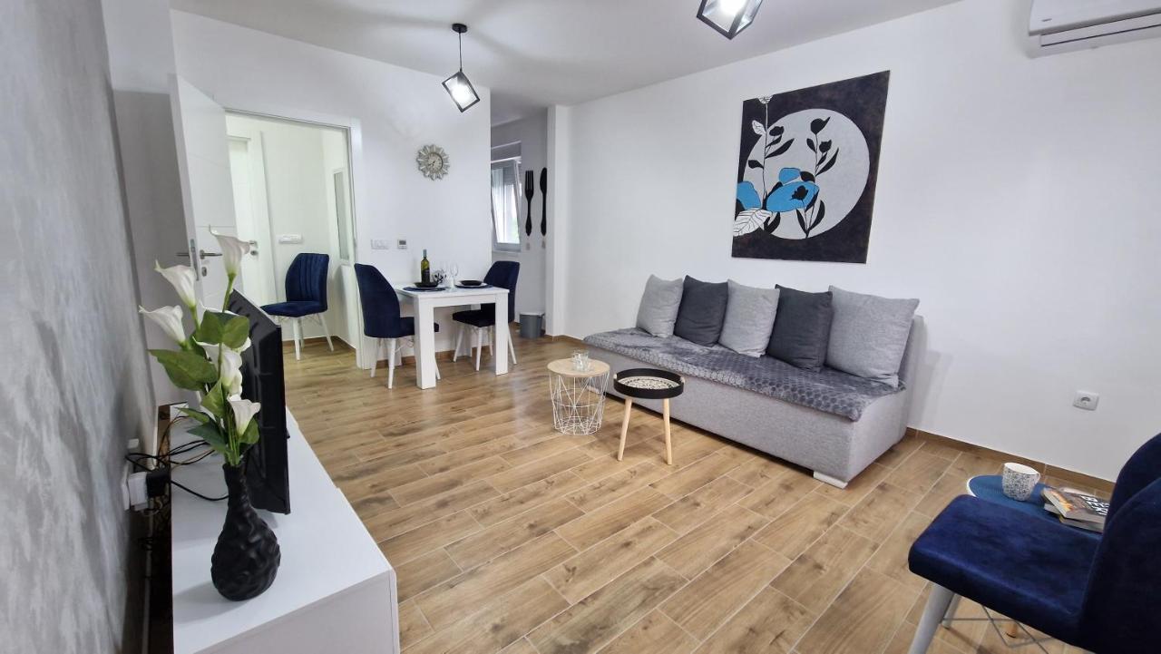 Apartman Astra Sremska Mitrovica Exterior foto